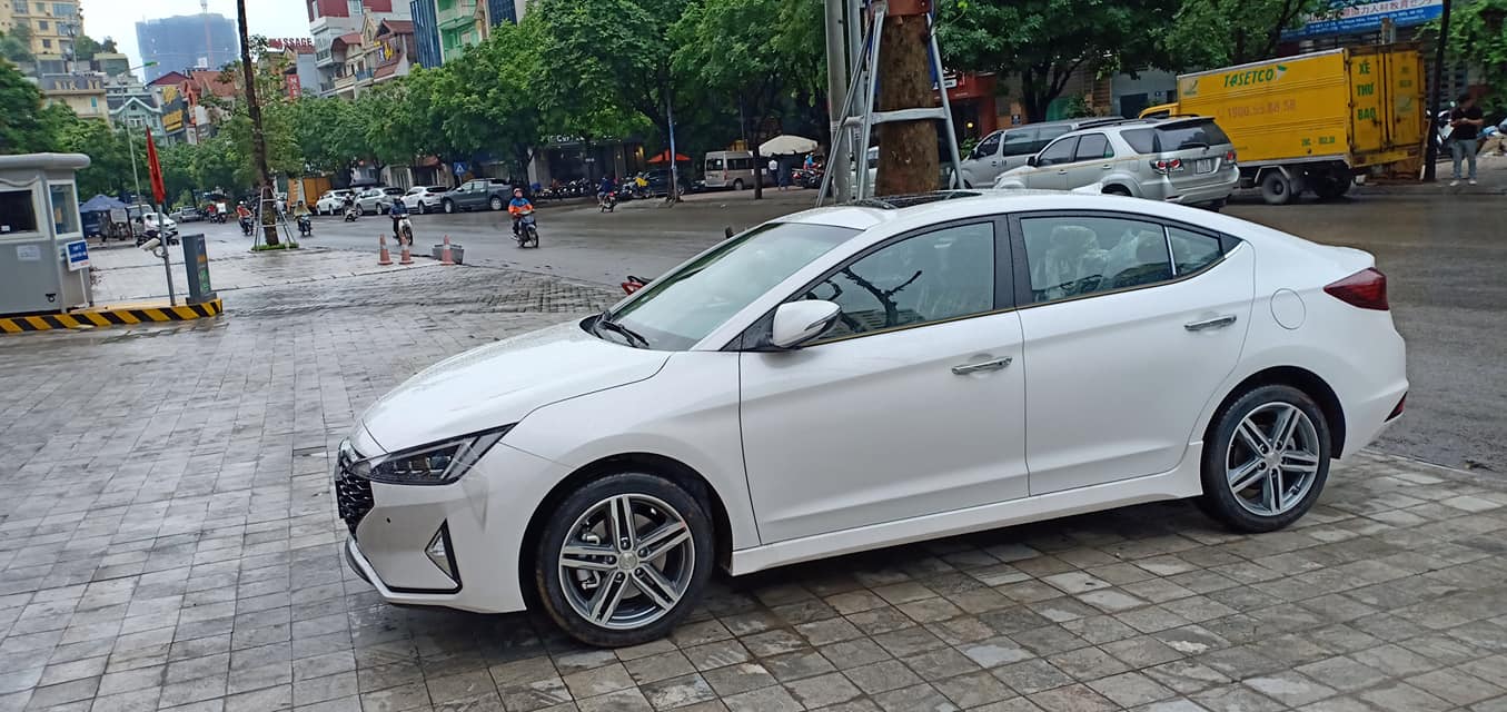 Hyundai Elantra 2017 chốt giá từ 28000 USD tại Malaysia
